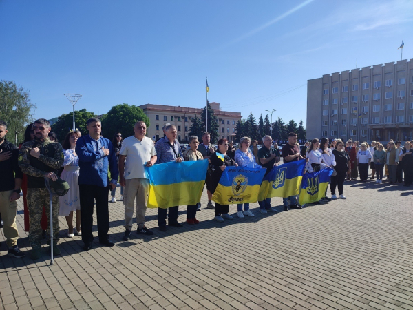 День вишиванки в Ізмаїлі: в центрі міста встановили сотні прапорців та утворили ланцюг єдності