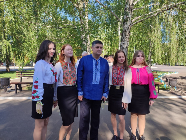 День вишиванки в Ізмаїлі: в центрі міста встановили сотні прапорців та утворили ланцюг єдності