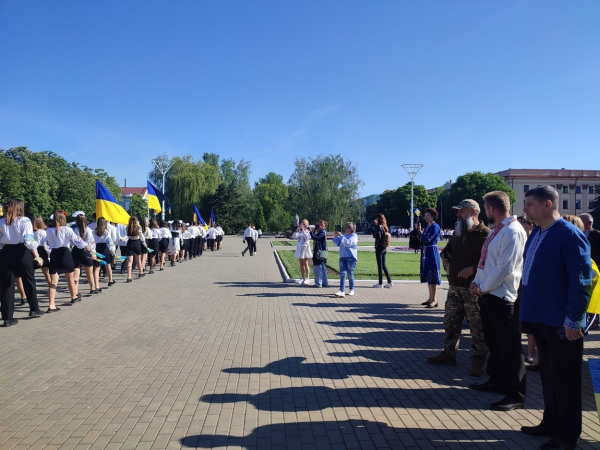 День вишиванки в Ізмаїлі: в центрі міста встановили сотні прапорців та утворили ланцюг єдності