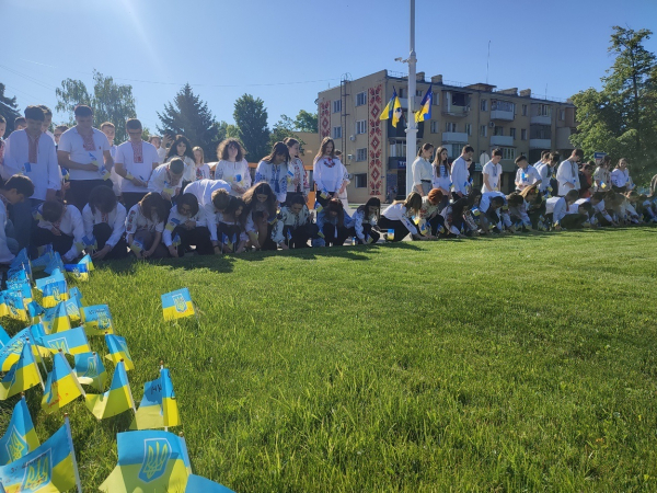 День вишиванки в Ізмаїлі: в центрі міста встановили сотні прапорців та утворили ланцюг єдності