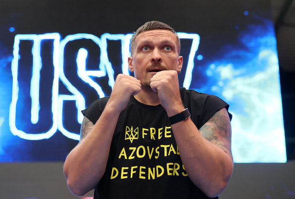 Усик вышел на открытую тренировку в футболке "Free Azovstal defenders"  