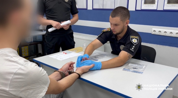 В Ізмаїлі затримали чоловіка, який намагався підпалити ТЦК (відео) В Ізмаїлі затримали чоловіка, який намагався підпалити ТЦК (відео)