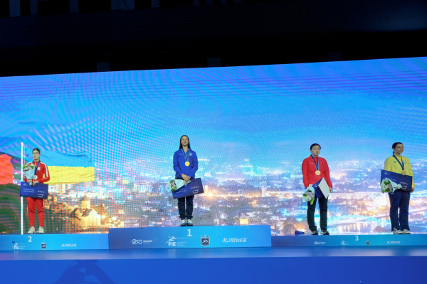 Два украинских фехтовальщика отказались от фото с россиянкой на чемпионате мира  