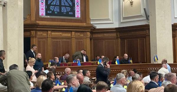 Рада дозволила українцям після 60 років служити в ЗСУ за контрактом Рада дозволила українцям після 60 років служити в ЗСУ за контрактом