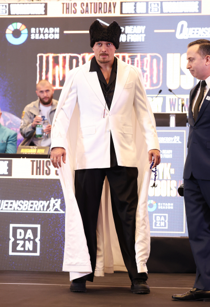 Усик пришел на прессконференцию с Дюбуа в шапке как у гетмана Скоропадского Усик пришел на прессконференцию с Дюбуа в шапке как у гетмана Скоропадского