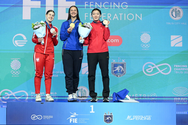 Два украинских фехтовальщика отказались от фото с россиянкой на чемпионате мира  