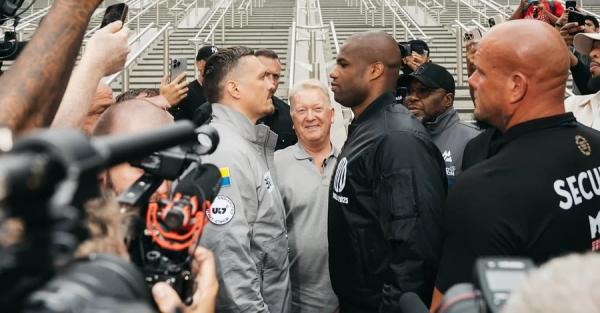 Дюбуа накричал на Усика во время битвы взглядов перед реваншем  