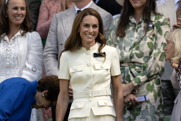 Кейт Миддлтон посетила женский финал Уимблдона и вручила трофей победительнице Кейт Миддлтон посетила женский финал Уимблдона и вручила трофей победительнице