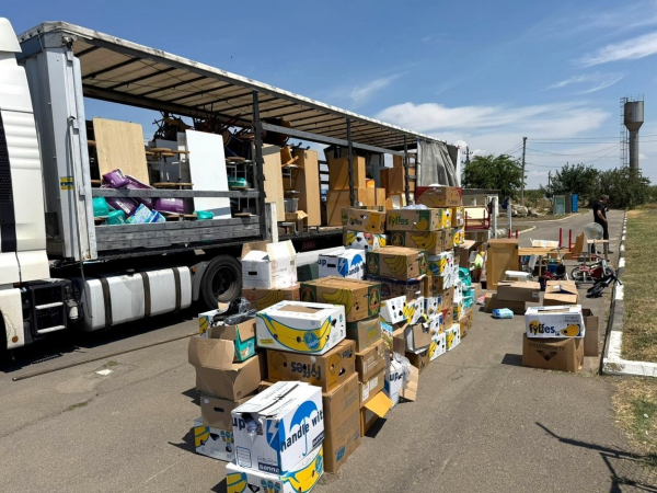 Замість гуманітарки – контрабанда: в пункті пропуску засікли спробу незаконного ввезення товарів Замість гуманітарки – контрабанда: в пункті пропуску засікли спробу незаконного ввезення товарів