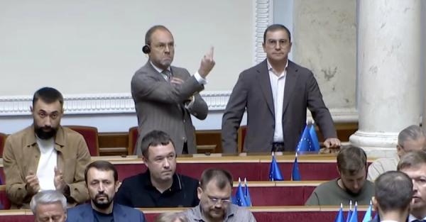 Народний депутат Сергій Власенко показував середній палець у Верховній Раді 
