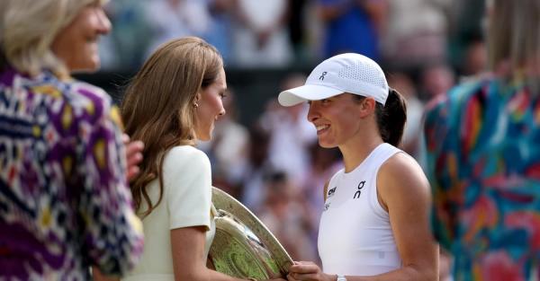 Кейт Миддлтон посетила женский финал Уимблдона и вручила трофей победительнице Кейт Миддлтон посетила женский финал Уимблдона и вручила трофей победительнице