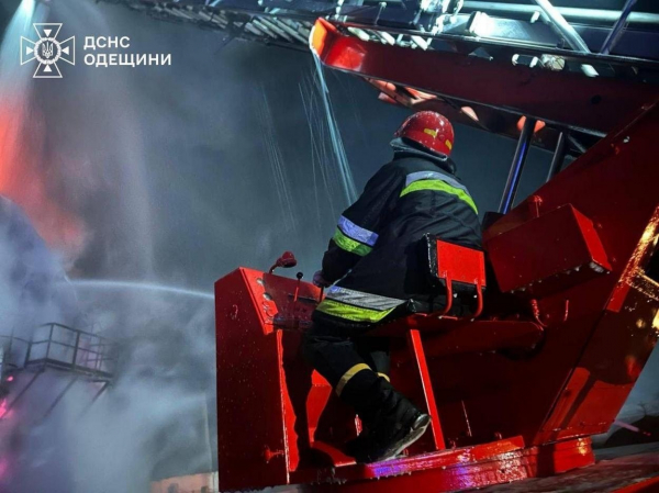 В Ізмаїлі після атаки шахедів зайнялася пожежа
