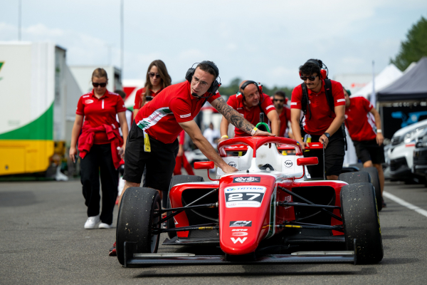 Пилот Ф4 Александр Бондарев: С детства мечтал походить на Молнию Маккуина из Тачек  