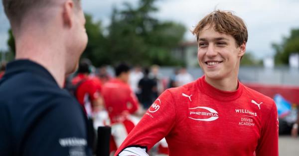 Пилот Ф4 Александр Бондарев: С детства мечтал походить на Молнию Маккуина из Тачек  