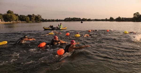 Участница и организаторы Crazy Challenge: Заплыв на 24 часа это только начало Участница и организаторы Crazy Challenge: Заплыв на 24 часа это только начало