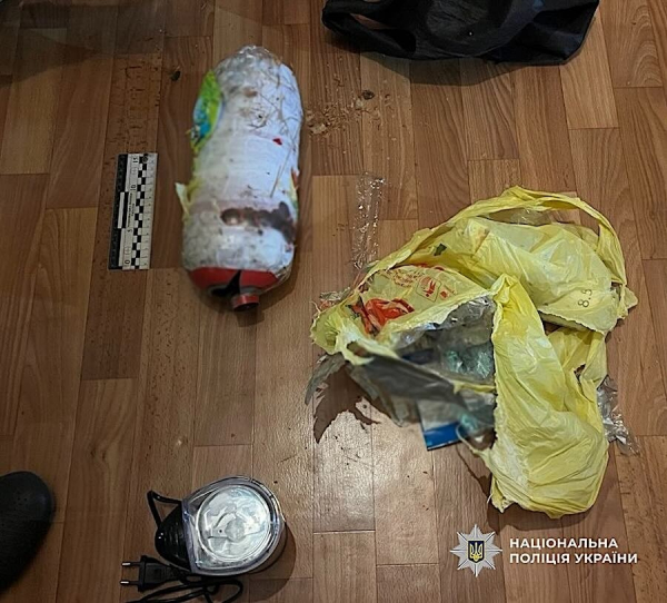 В Ізмаїлі жінка виготовляла вибухівку для теракту, поранено чоловіка (відео) В Ізмаїлі жінка виготовляла вибухівку для теракту, поранено чоловіка (відео)