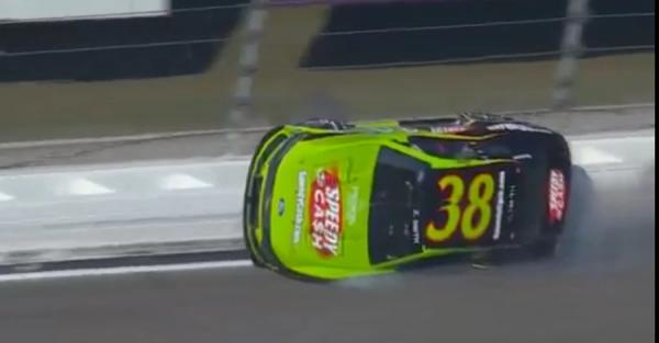 Как в кино: во время гонок машина пилота NASCAR прокатилась по борту трассы Как в кино: во время гонок машина пилота NASCAR прокатилась по борту трассы