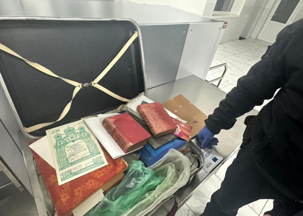 В пункті пропуску Ізмаїльські прикордонники виявили старовинні книги 19-20 століття