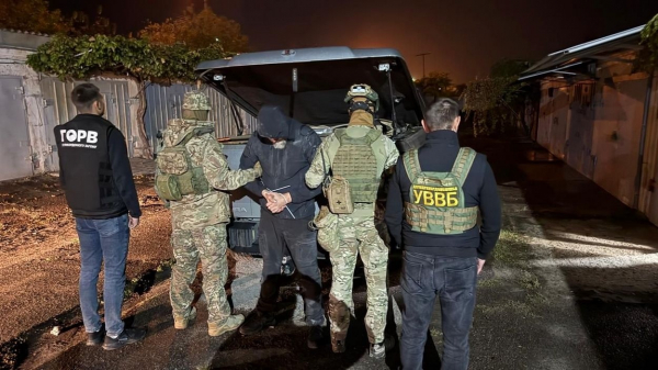 Картонна схованка та водний круїз: житель Ізмаїла організував незаконний виїзд чоловіків закордон