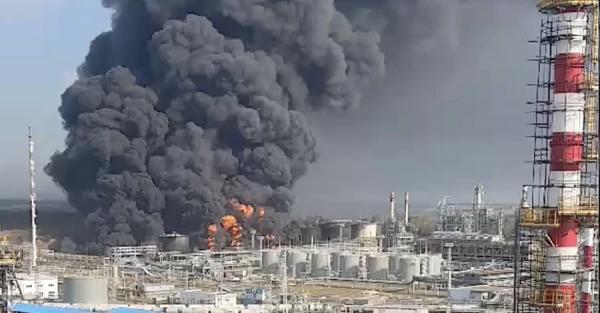 Дефіцит палива та простий НПЗ: як удари ЗСУ ламають економіку Росії Дефіцит палива та простий НПЗ: як удари ЗСУ ламають економіку Росії