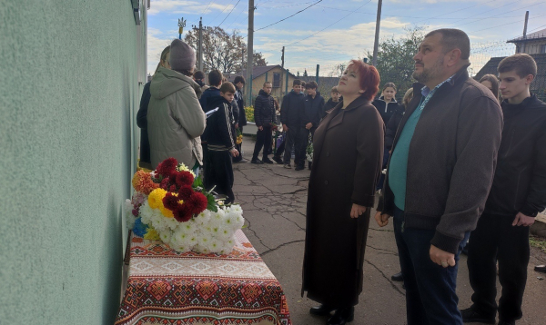 В Ізмаїлі вшанували пам'ять захисника Олексія Гайсюка: відкрито меморіальну дошку з його ім’ям В Ізмаїлі вшанували пам'ять захисника Олексія Гайсюка: відкрито меморіальну дошку з його ім’ям