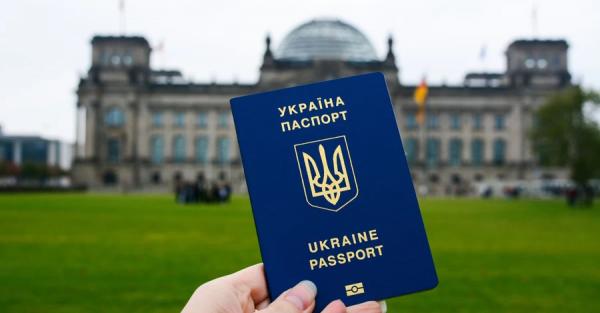 Статус біженця скасують: як українцям легально залишитись у ЄС після 