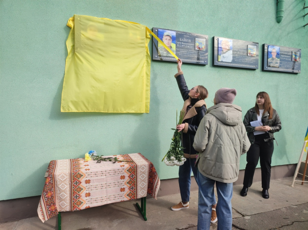 В Ізмаїлі вшанували пам'ять захисника Олексія Гайсюка: відкрито меморіальну дошку з його ім’ям В Ізмаїлі вшанували пам'ять захисника Олексія Гайсюка: відкрито меморіальну дошку з його ім’ям