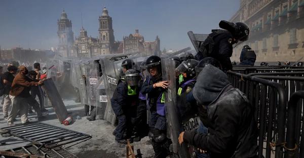 У Мексиці внаслідок протестів через вбивство мера постраждали 120 людей У Мексиці внаслідок протестів через вбивство мера постраждали 120 людей