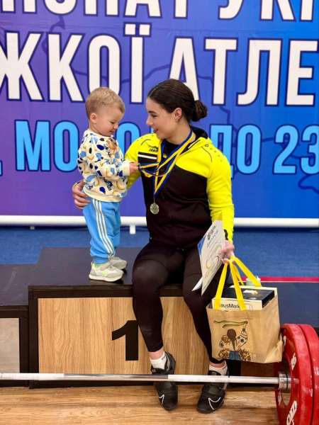 Тяжелоатлетка Ирина Домбровская: С рождением сына даже килограммы на штанге пошли вверх   