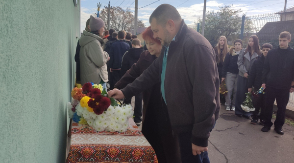 В Ізмаїлі вшанували пам'ять захисника Олексія Гайсюка: відкрито меморіальну дошку з його ім’ям В Ізмаїлі вшанували пам'ять захисника Олексія Гайсюка: відкрито меморіальну дошку з його ім’ям