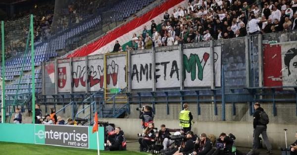 На матче "Шахтер" &ndash; "Легия" польские фанаты вывесили баннер о Волыни и "присоединили" Львов к Польше  