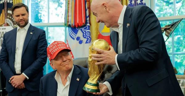 Трампу вместо нобелевки могут вручить футбольную премию мира  