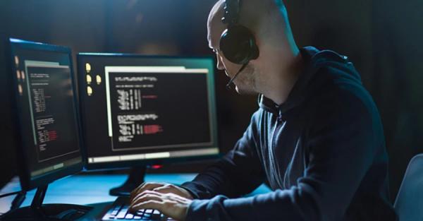 У великого брата - великі вуха: хто, як і навіщо прослуховує політиків 