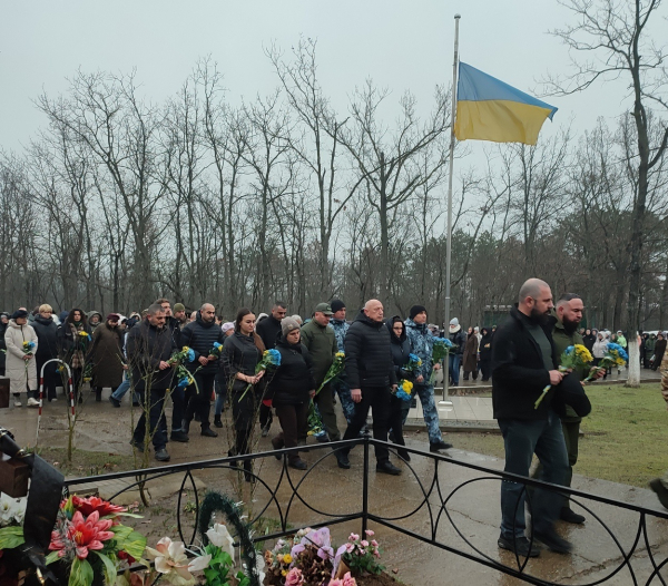 В День ЗСУ ізмаїльчани вшанували пам'ять полеглих захисників, поклавши квіти до могил героїв В День ЗСУ ізмаїльчани вшанували пам'ять полеглих захисників, поклавши квіти до могил героїв