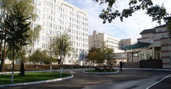 Тіньові куратори повертаються: закупівлі медобладнання в Києві знову ведуть до Фісталя, Беззубенка й Добровського 