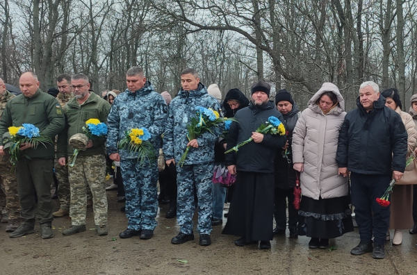 В День ЗСУ ізмаїльчани вшанували пам'ять полеглих захисників, поклавши квіти до могил героїв В День ЗСУ ізмаїльчани вшанували пам'ять полеглих захисників, поклавши квіти до могил героїв