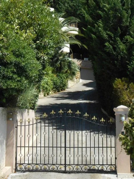 Не Піскуном єдиним: українські Генпрокурори та їх скандали з елітною маєтністю 