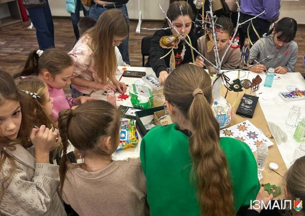 В Ізмаїлі відкрили виставку «Фарби зимової казки» В Ізмаїлі відкрили виставку «Фарби зимової казки»