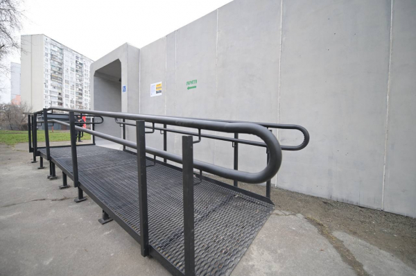 У Києві встановили перше мобільне укриття 