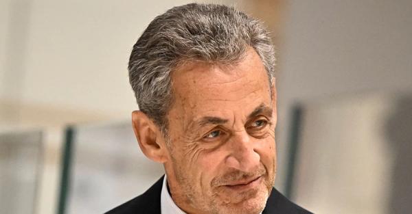 "Розмоклий багет та жорсткий матрац" - Саркозі написав книгу про увʼязнення 