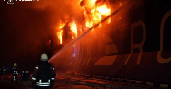 Російський удар пошкодив цивільне судно в порту "Чорноморськ", - Зеленський Російський удар пошкодив цивільне судно в порту "Чорноморськ", - Зеленський