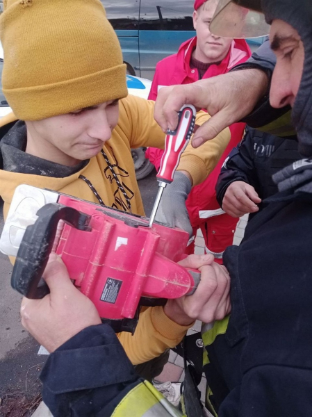 В Ізмаїлі рятувальники визволили руку хлопця зі шліфувальної машинці