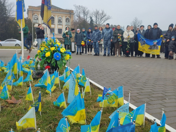 В Ізмаїлі на головній площі міста встановили бойові прапори бригад полеглих героїв-захисників