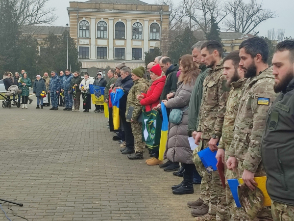 В Ізмаїлі на головній площі міста встановили бойові прапори бригад полеглих героїв-захисників