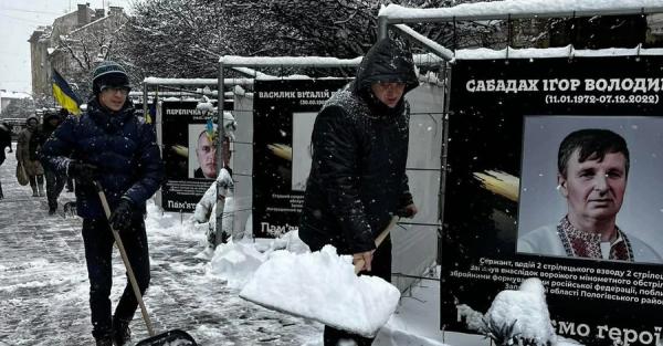 Мер Франківська Марцінків прибирав сніг лопатою у центрі міста 