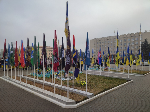 В Ізмаїлі на головній площі міста встановили бойові прапори бригад полеглих героїв-захисників