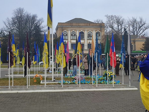 В Ізмаїлі на головній площі міста встановили бойові прапори бригад полеглих героїв-захисників