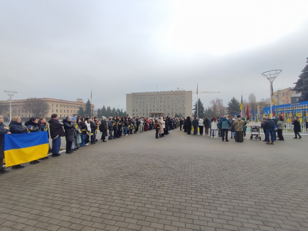 В Ізмаїлі на головній площі міста встановили бойові прапори бригад полеглих героїв-захисників