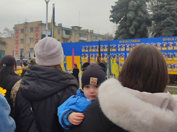 В Ізмаїлі на головній площі міста встановили бойові прапори бригад полеглих героїв-захисників