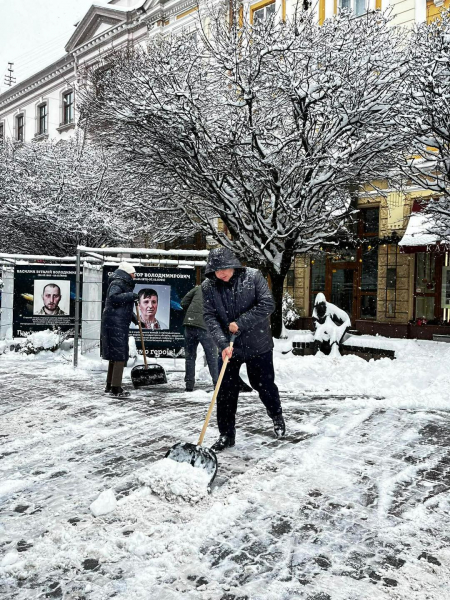 Мер Франківська Марцінків прибирав сніг лопатою у центрі міста 